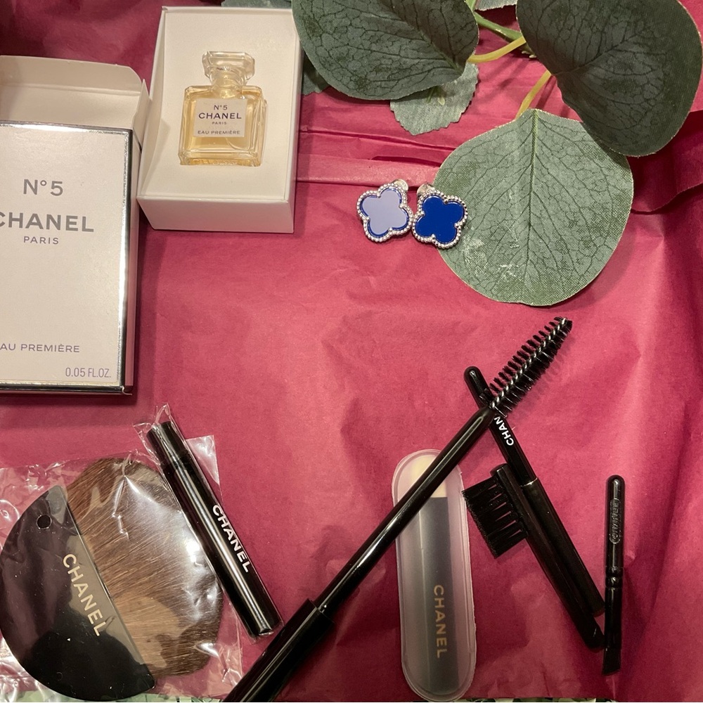 Chanel mini blooming bouquet and earring set